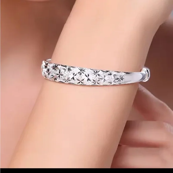 925 Sterling Silver Diamond Cut Bracelet - Picture 4 of 10